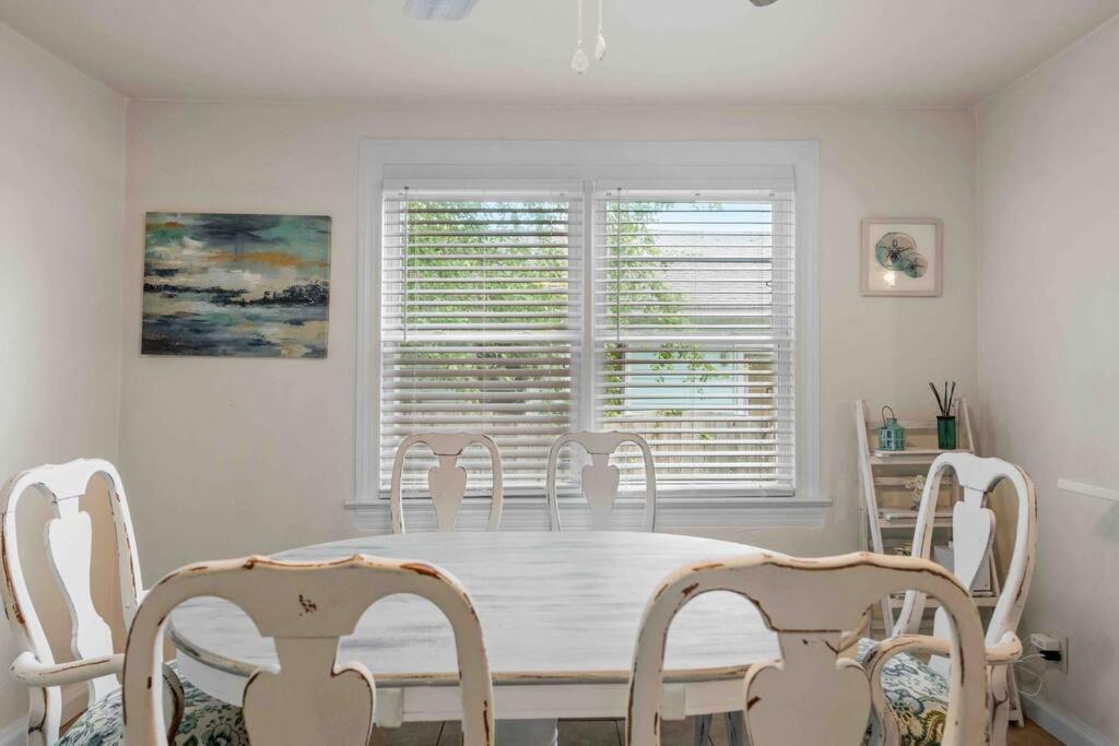 Beach Bungalow - 1 Block To Beach - Pets Welcome! Norfolk Buitenkant foto