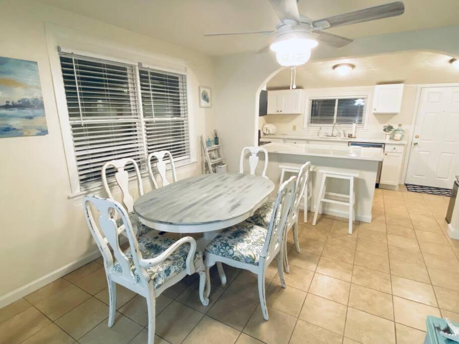 Beach Bungalow - 1 Block To Beach - Pets Welcome! Norfolk Buitenkant foto