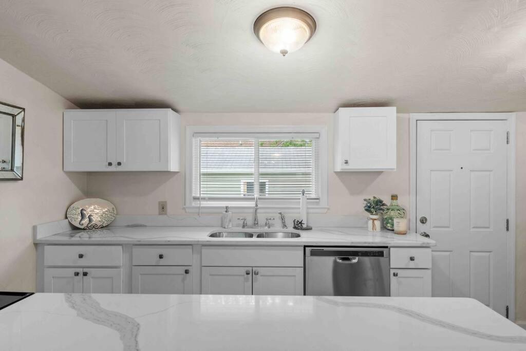 Beach Bungalow - 1 Block To Beach - Pets Welcome! Norfolk Buitenkant foto