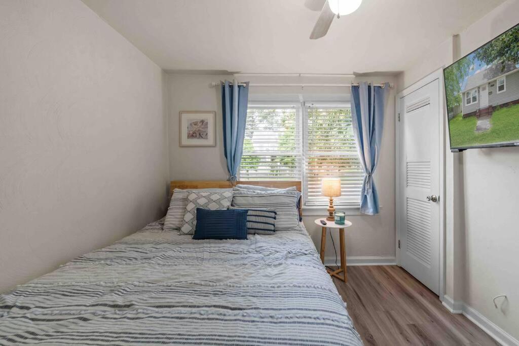 Beach Bungalow - 1 Block To Beach - Pets Welcome! Norfolk Buitenkant foto