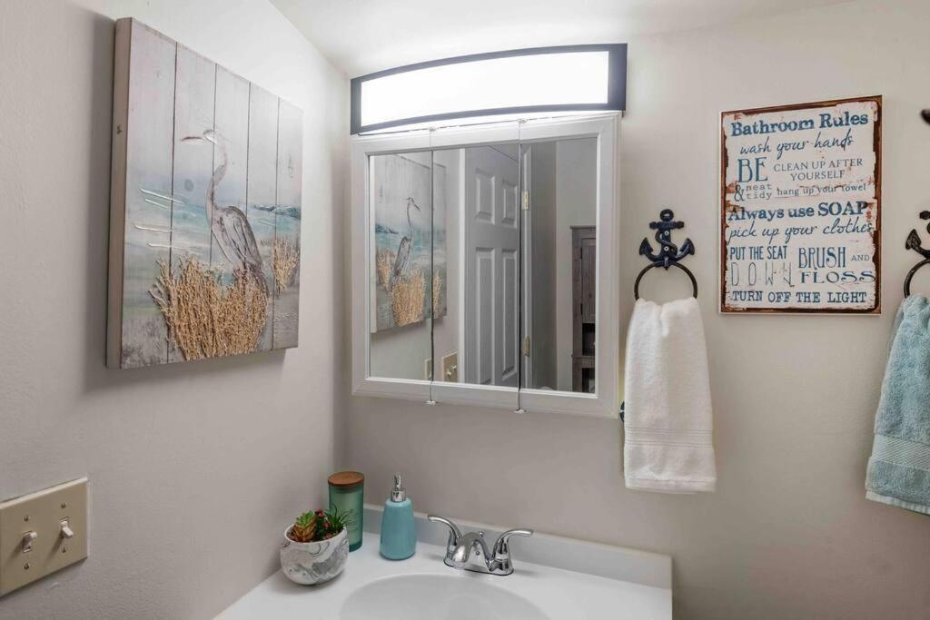 Beach Bungalow - 1 Block To Beach - Pets Welcome! Norfolk Buitenkant foto